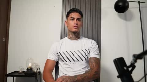 Agustin online show from October 15, 2025, 8:20 pm