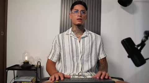 Agustin online show from October 24, 2025, 8:16 pm