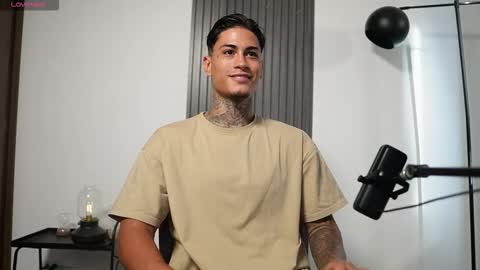 Agustin online show from November 5, 2025, 8:53 pm