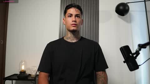 Agustin online show from November 7, 2025, 7:47 pm