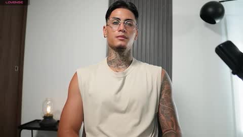 Agustin online show from November 10, 2025, 8:19 pm