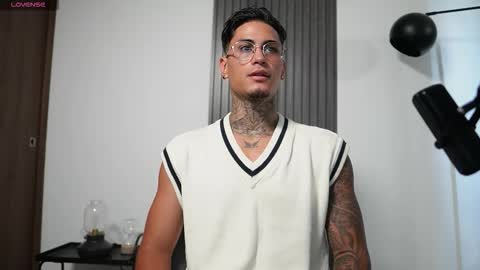 Agustin online show from November 11, 2025, 7:14 pm