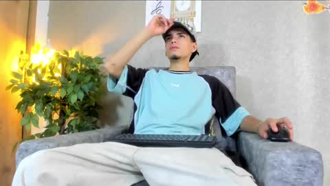 axel  online show from October 6, 2025, 6:49 pm