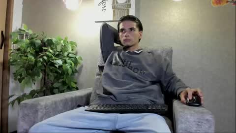 axel  online show from December 3, 2025, 6:43 am