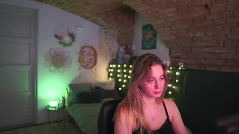 aya hitakayama  online show from February 10, 2025, 7:38 pm