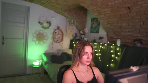 aya hitakayama  online show from February 24, 2025, 10:36 pm