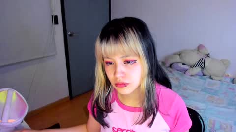 Snapshot of azu_moure chatting on December 17, 2024, 3:50 am Azu Moure online show from December 17, 2024, 3:50 am