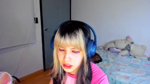 Snapshot of azu_moure chatting on December 17, 2024, 7:07 am Azu Moure online show from December 17, 2024, 7:07 am