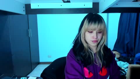 Snapshot of azu_moure chatting on January 10, 2025, 6:31 am Azu Moure online show from January 10, 2025, 6:31 am