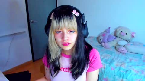 Snapshot of azu_moure chatting on January 18, 2025, 5:31 am Azu Moure online show from January 18, 2025, 5:31 am