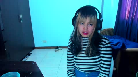 Snapshot of azu_moure chatting on January 19, 2025, 2:38 pm Azu Moure online show from January 19, 2025, 2:38 pm