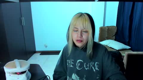 Snapshot of azu_moure chatting on February 23, 2025, 11:00 am Azu Moure online show from February 23, 2025, 11:00 am