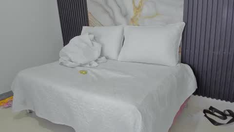 Snapshot of azul_honey chatting on October 8, 2025, 10:35 am HONEY AZUL online show from October 8, 2025, 10:35 am