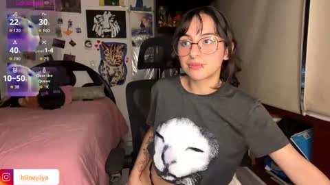 Snapshot of b0nnie_h0ney chatting on March 13, 2026, 1:23 am Lyanna online show from March 13, 2026, 1:23 am