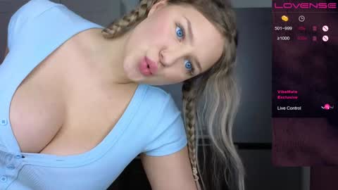 Snapshot of b_e_l_l_a__t_r_i_x chatting on December 2, 2024, 9:50 pm Bella Wooowww online show from December 2, 2024, 9:50 pm