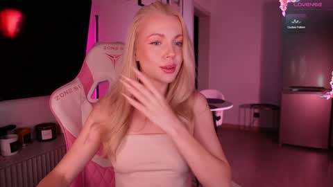 Snapshot of baaby_bon chatting on September 29, 2025, 1:05 pm Bonnie online show from September 29, 2025, 1:05 pm