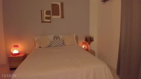 itzell  online show from October 14, 2025, 12:44 am