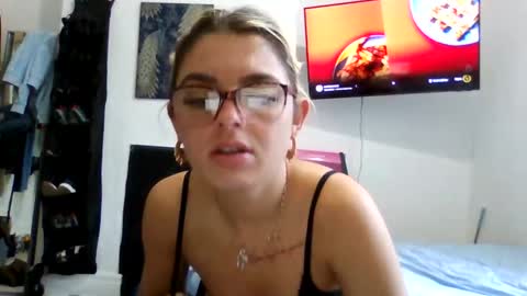 baby_girls2224 online show from February 9, 2026, 9:24 am