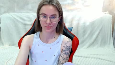 baby_kitte online show from October 9, 2025, 4:32 am