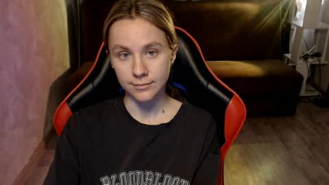 baby_kitte online show from April 7, 2026, 4:57 am