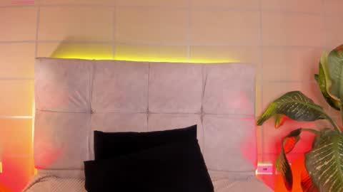 Moon online show from October 21, 2025, 4:24 am