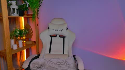 Snapshot of balerinacappuccino_ chatting on February 10, 2026, 4:05 am Elly online show from February 10, 2026, 4:05 am