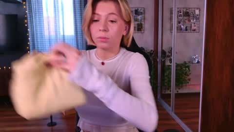 Snapshot of balerinacappuccino_ chatting on February 21, 2026, 3:18 am Elly online show from February 21, 2026, 3:18 am