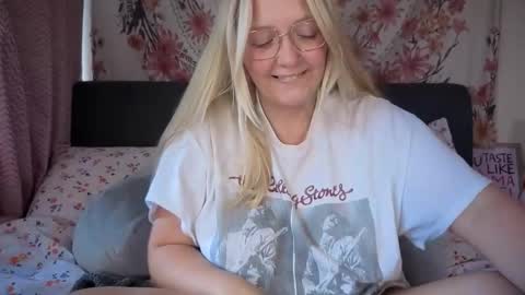 Snapshot of barbiegirl966 chatting on October 7, 2025, 8:33 am barbiegirl966 online show from October 7, 2025, 8:33 am