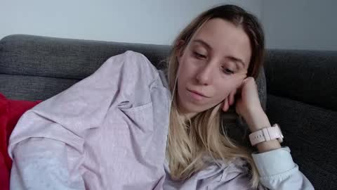Snapshot of barelylegalblondy chatting on April 23, 2026, 9:41 am Lena online show from April 23, 2026, 9:41 am