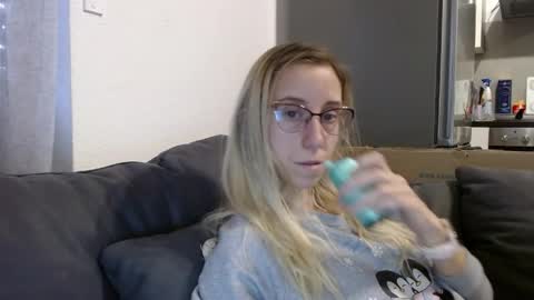 Snapshot of barelylegalblondy chatting on May 14, 2026, 7:15 am Lena online show from May 14, 2026, 7:15 am
