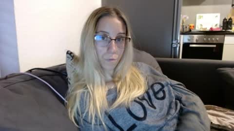 Snapshot of barelylegalblondy chatting on June 1, 2026, 5:36 pm Lena online show from June 1, 2026, 5:36 pm