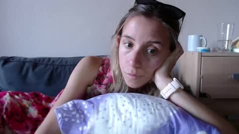 Snapshot of barelylegalblondy chatting on June 8, 2026, 6:08 pm Lena online show from June 8, 2026, 6:08 pm