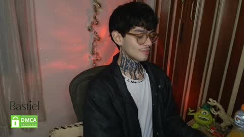 Snapshot of bastiel_ chatting on October 19, 2025, 12:33 am Bastiel online show from October 19, 2025, 12:33 am