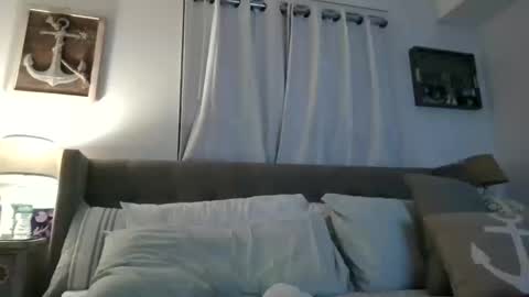 Snapshot of beach_bunny69 chatting on October 16, 2025, 4:24 am Emma online show from October 16, 2025, 4:24 am