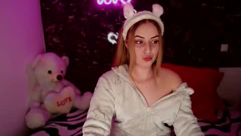 Snapshot of beatrice_princess18 chatting on October 5, 2025, 9:45 pm beatrice princess online show from October 5, 2025, 9:45 pm