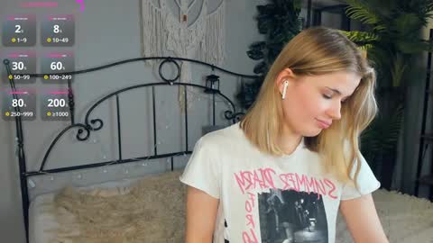 Snapshot of beatrix_rina chatting on January 8, 2025, 11:43 am Sonya online show from January 8, 2025, 11:43 am