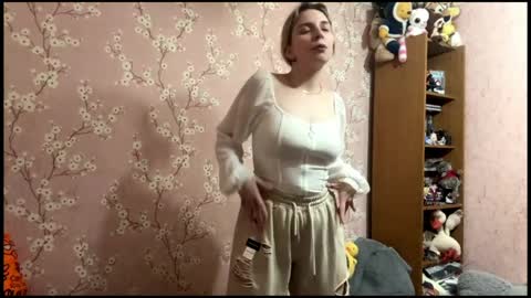 Mia online show from April 9, 2026, 3:28 pm