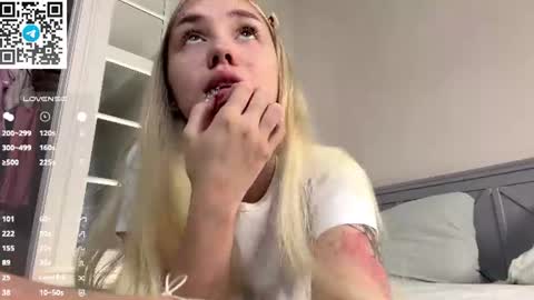 Snapshot of beauty_fuel chatting on June 14, 2026, 5:42 am Polly online show from June 14, 2026, 5:42 am