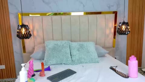 Laura Tobon online show from October 20, 2025, 5:02 pm