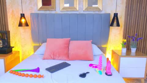 Laura Tobon online show from November 1, 2025, 8:22 pm