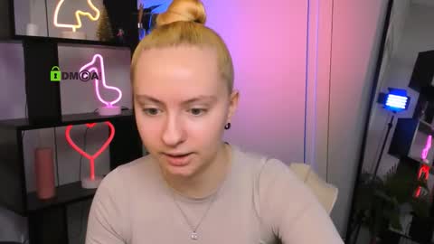 Snapshot of bella_blade chatting on December 21, 2025, 6:42 am bella_blade online show from December 21, 2025, 6:42 am