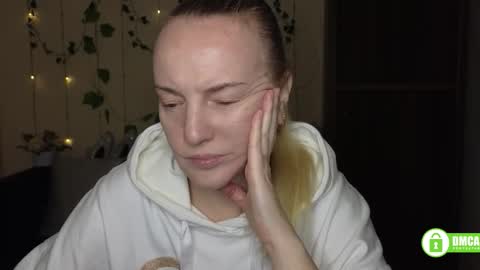 Snapshot of bella_hadatt chatting on February 25, 2026, 12:48 pm Bella online show from February 25, 2026, 12:48 pm