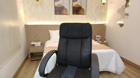 bella_millers online show from April 1, 2026, 6:49 pm