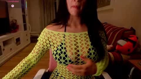 bella_pocahontas3 online show from October 15, 2025, 9:59 pm