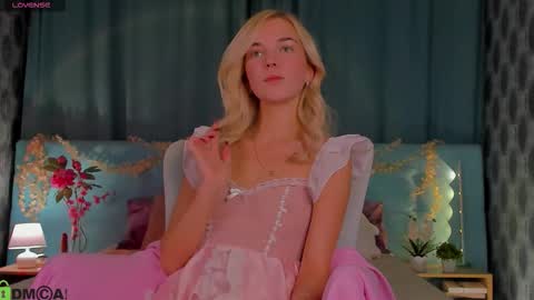 Bella online show from October 9, 2025, 12:30 am