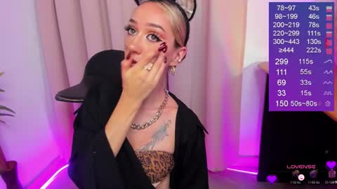 Snapshot of bella_white19 chatting on September 27, 2025, 2:00 pm Bella White online show from September 27, 2025, 2:00 pm