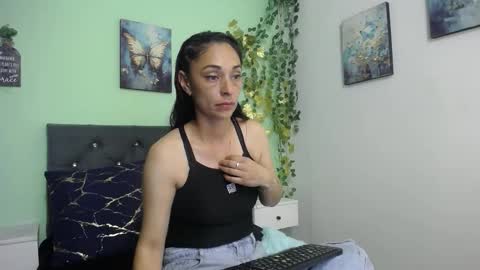 Bella online show from October 25, 2025, 3:07 pm