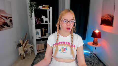 Snapshot of bellamontgomery chatting on September 10, 2025, 9:48 pm Bella online show from September 10, 2025, 9:48 pm