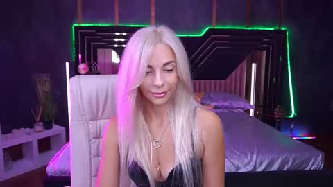 Bella online show from October 8, 2025, 1:09 pm