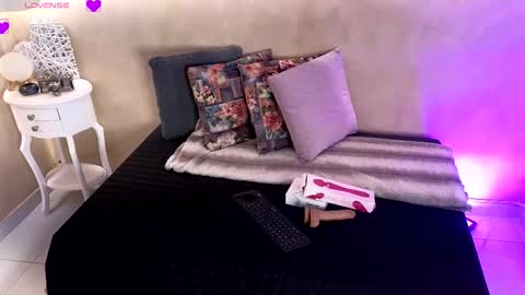 bellarooux online show from December 15, 2025, 11:47 am